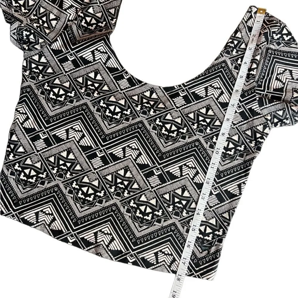 Pink Victoria’s Secret Geometric scoop neck crop top size medium Black White